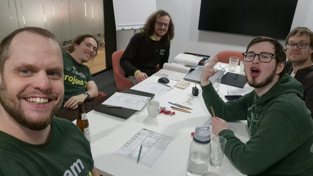 Das PlenaSec. Team nach einem Workshop zu Schwachstellenmanagement – entspannt mit einer Runde Dungeons & Dragons.